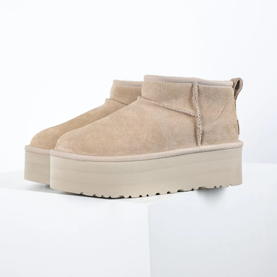 Pick up locally 💰560 Core recommended good price In the new year, uug launched a series of styles, which are partially geared towards the preferences of young consumers and have also moved to the forefront of fashion trends. Shoe body material: water-repellent coated suede upper, 17mm UGGPURE™ implantable wool insole, lightweight non-slip and comfortable rubber outsole, with brand LOGO and trademark, with full packaging Size: 35 36 37 38 39 40